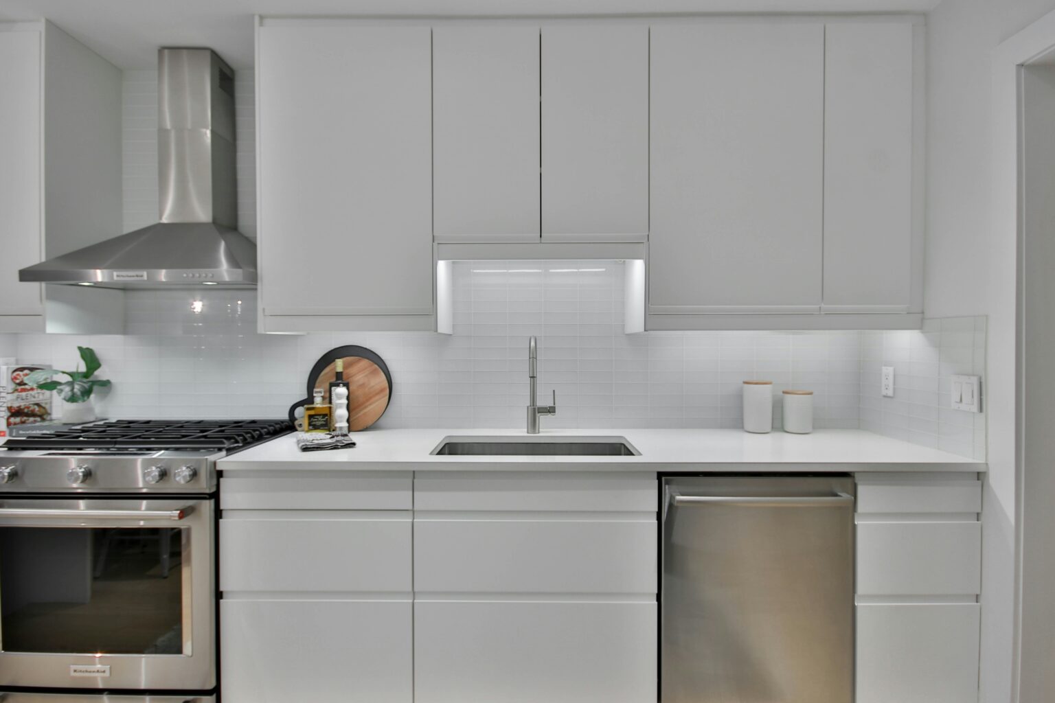 Pristine kitchen with modern appliances. The best airbnb cleaning service in Dover