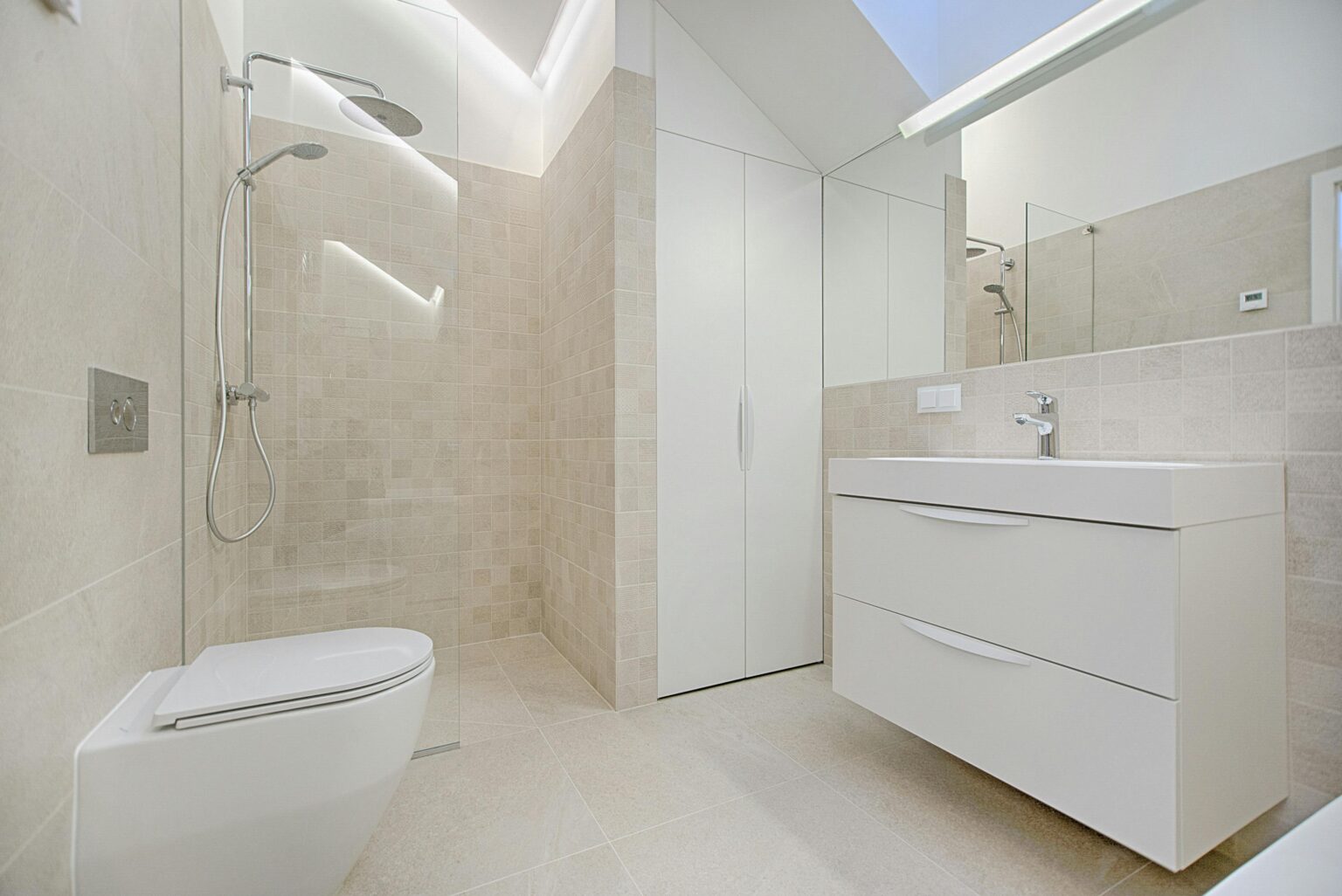 Spotless cream colored bathroom