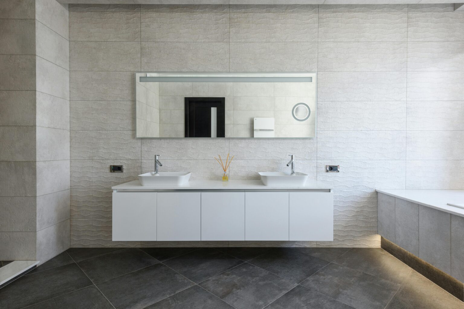 Modern bathroom with a floating vanity. The best airbnb cleaning service in the Seacoast Region. The best post-construction cleaning services in Dover