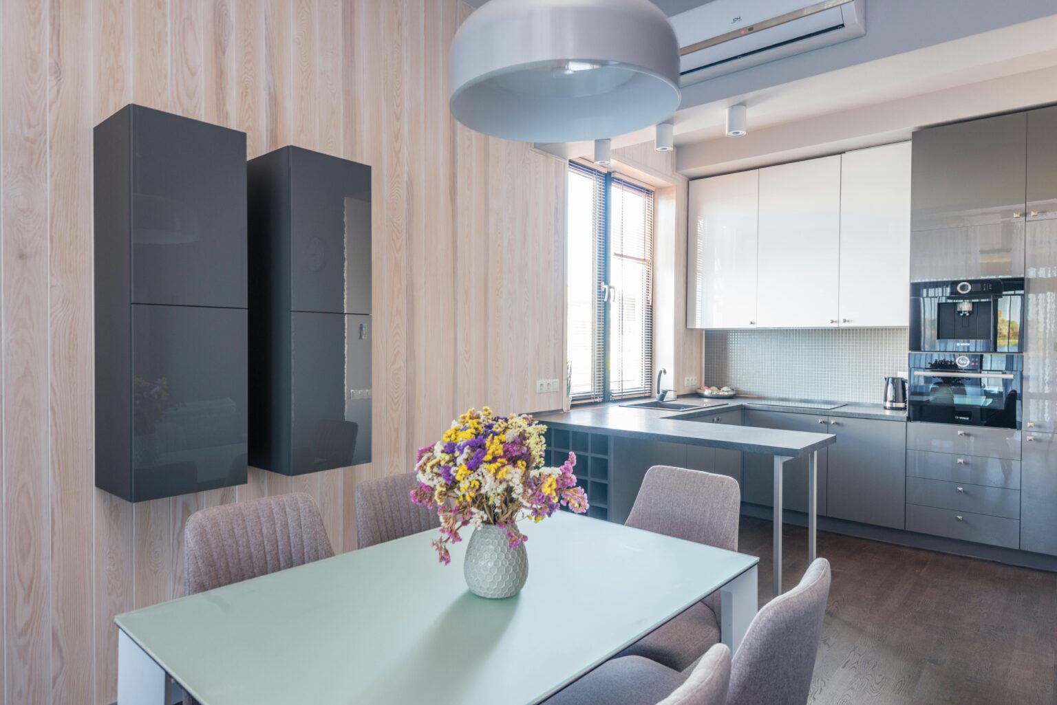 Apartment with a blue table and an open-concept kitchen-dining area