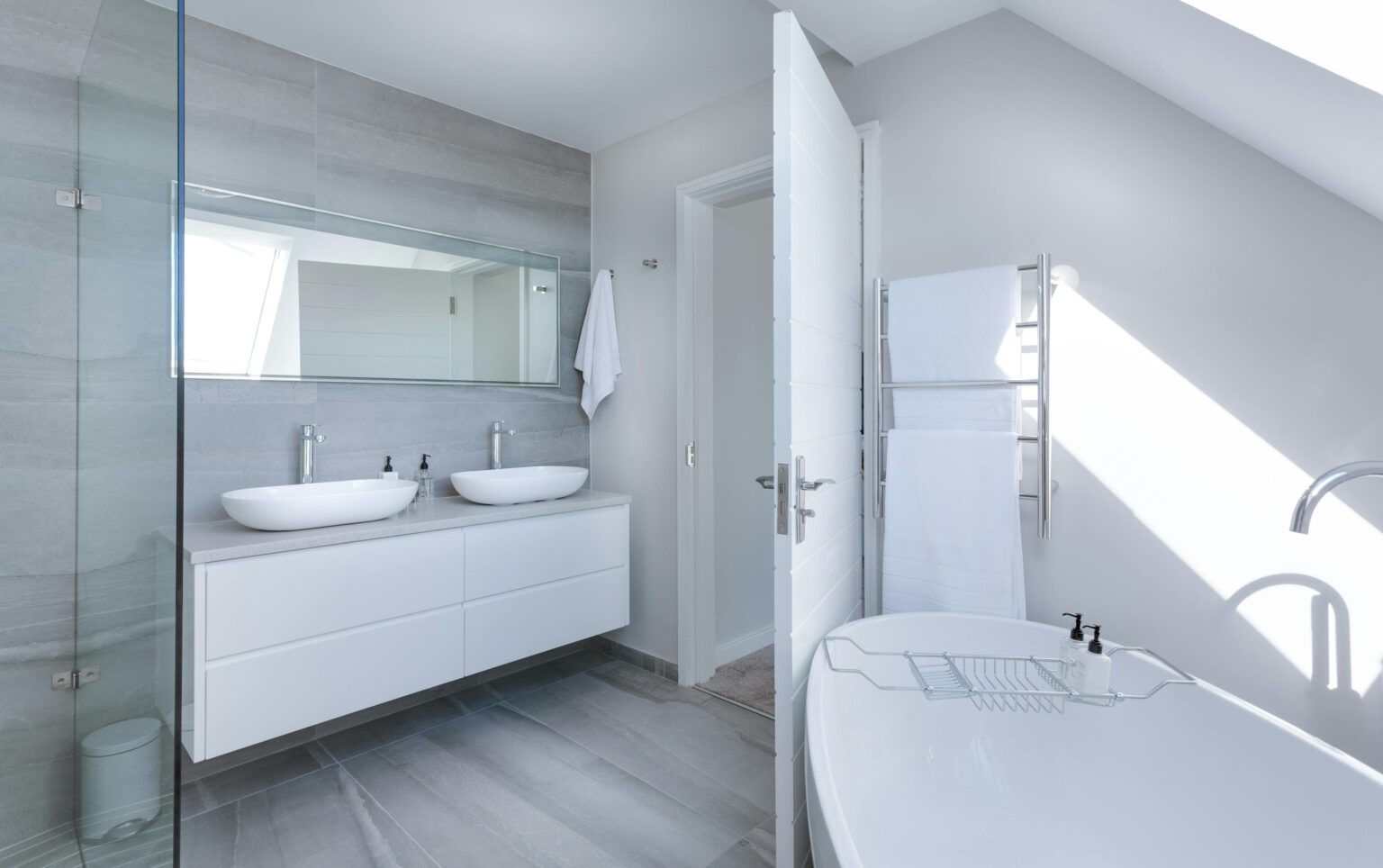 Professionally cleaned bathroom with a double vanity ,tub, and shower. The best Airbnb cleaning service in Portsmouth