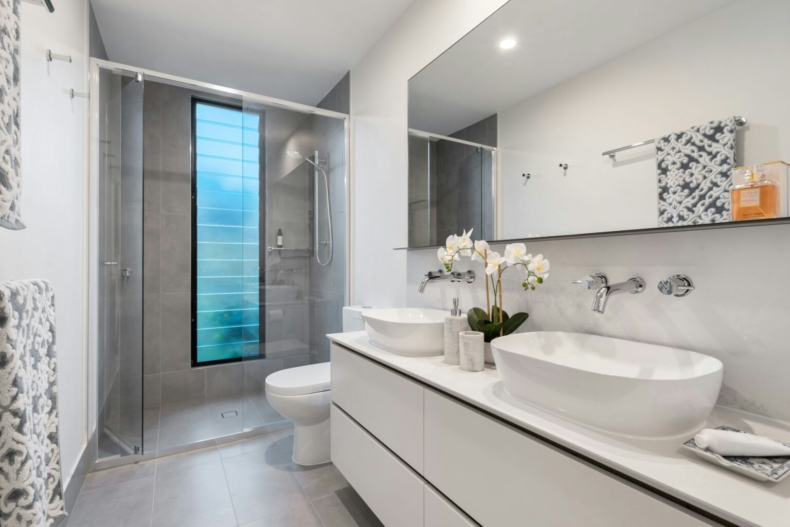 White bathroom cleaned to perfection by Cavanis Cleaners